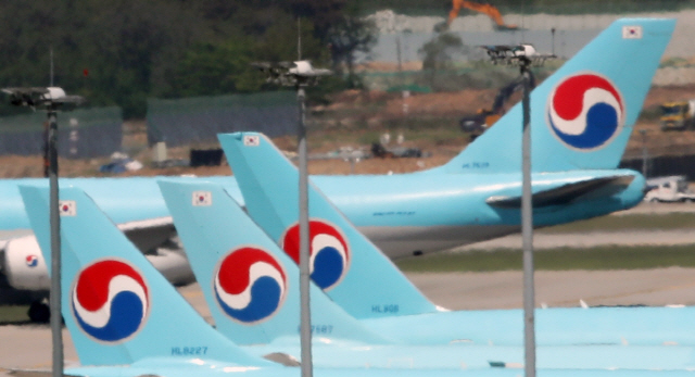 인천국제공항 계류장에 대한항공 비행기들이 줄지어 대기하고 있다. /연합뉴스