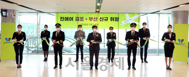 최정호(왼쪽에서 다섯번째) 진에어 대표가 ‘김포~부산’ 노선 취항식에서 테이프를 커팅하고 있다. /사진제공=진에어