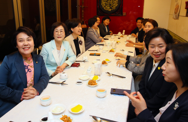 더불어민주당 여성 의원 친목 모임인 ‘행복여정’과 민주당 여성 초선 지역구 당선자들이 지난 7일 서울 여의도의 한 음식점에서 21대 국회에서 여성 국회 부의장 선출 등에 관한 이야기를 나누기 위해 오찬 모임을 하고 있다. /연합뉴스