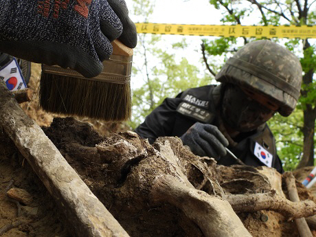 국방부 유해발굴감식단 장병들이 강원도 철원의 DMZ 화살머리고지 일대에서 유해발굴 작업을 하고 있다.   /사진제공=국방부