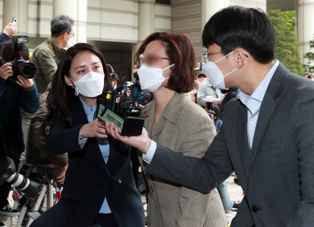 자녀 입시비리와 사모펀드 의혹으로 재판을 받고 있는 정경심 동양대 교수가 14일 오전 서울 서초구 서울중앙지법에서 열린 자신의 재판에 출석하고 있다. /연합뉴스