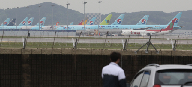 신종 코로나바이러스 감염증(코로나19) 사태로 인천국제공항에 여객기들이 멈춰서있다./인천=연합뉴스