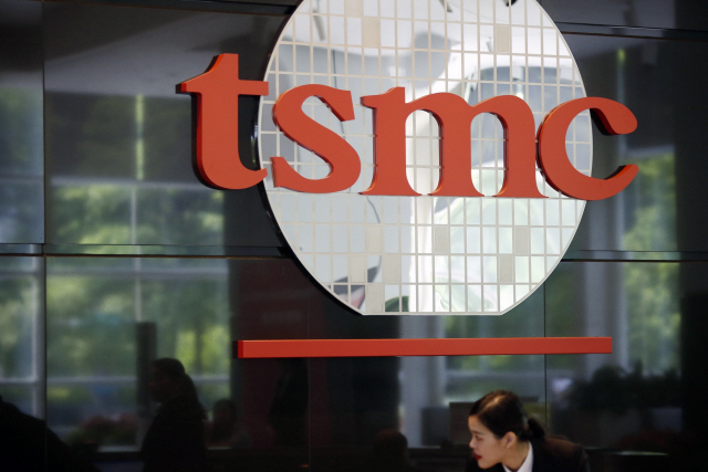 TSMC, 美에 공장 짓는다…트럼프 '반도체 자급' 가속