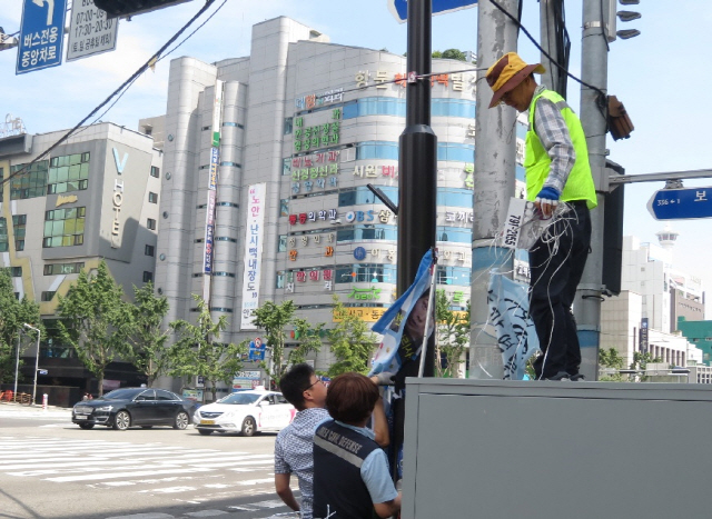 부산 서구가 불법 옥외광고물에 대해 2억7,250만 원의 과태료를 부과하고 경찰에 형사고발 조치했다./사진제공=서구