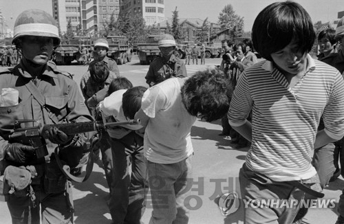 1980년 5월 광주민주화운동 당시 군인들에게 연행되는 시위자들. /연합뉴스