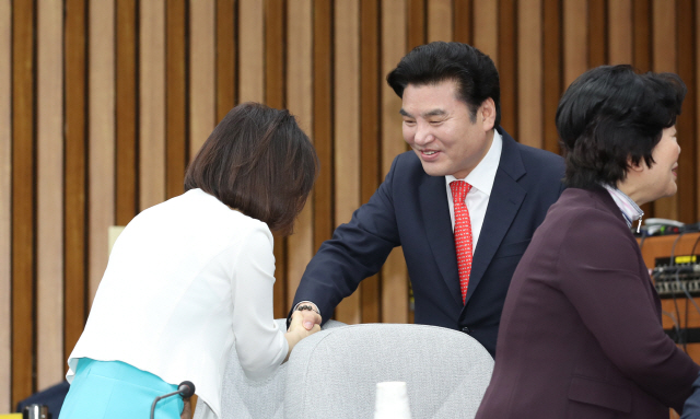 원유철 미래한국당 대표가 15일 오전 국회에서 열린 한국당 21대 국회의원 당선자 간담회 장소에 입장하며 한 참석자와 악수하고 있다. /연합뉴스