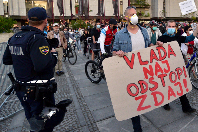 지난 8일(현지시간) 슬로베니아 류블랴나 정부청사 앞에서 시민들이 총리와 정부에 항의하는 시위를 진행하고 있다. 이들은 의료장비와 기부금에 대한 부패 의혹에 항의했다. /류블랴나=EPA연합뉴스