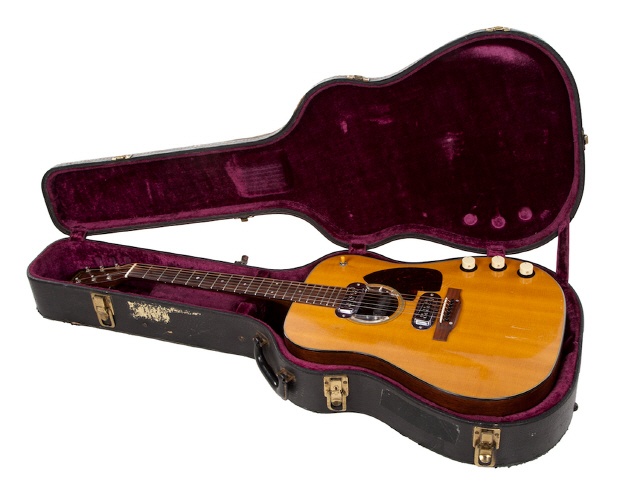 커트 코베인이 1993년 뉴욕 ‘MTV 언플러그드’ 라이브 공연에서 사용했던 기타./줄리언스옥션 홈페이지 캡처