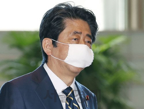 아베 신조 일본 총리가 14일 천 마스크를 쓴 채 총리관저로 들어가고 있다. /연합뉴스(일본 교도)