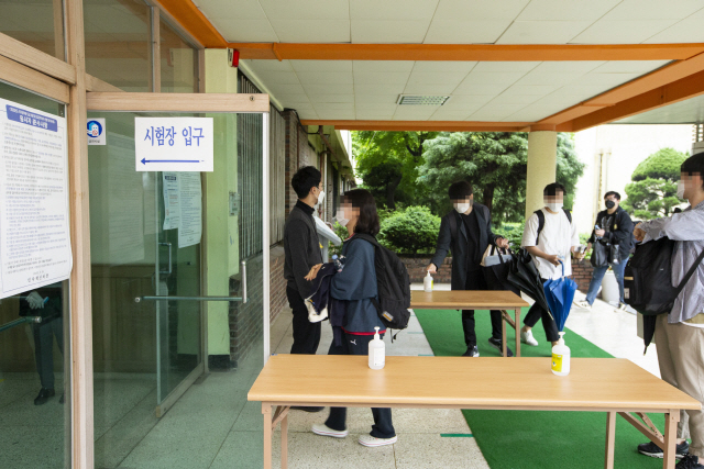 국가공무원 5급 공채 시험이 실시된 16일 오전 서울 시내 한 고사장에서 응시생들이 손 소독을 하고 있다./사진제공=인사혁신처