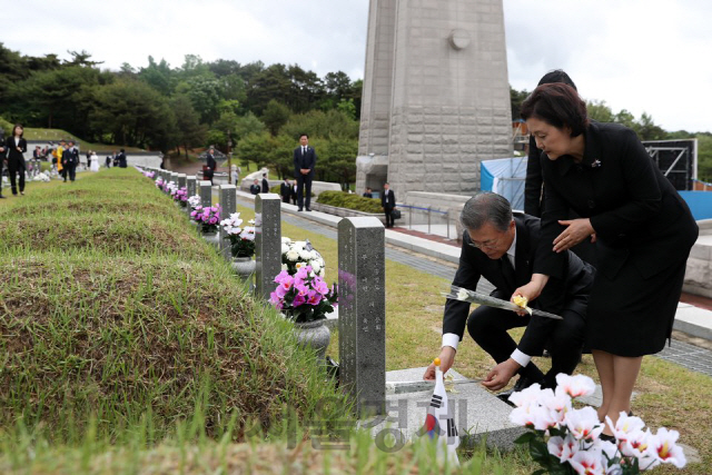 문재인 대통령과 김정숙 여사가 지난해 5월 18일 광주 국립 5·18민주묘지에서 참배하고 있다./사진제공=청와대