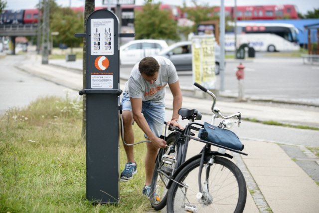 자전거 이용자가 자전거 고속도로에 설치된 인프라를 활용해 자전거를 수리하고 있다. /사진제공=Super Cykelstier