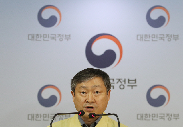 박백범 교육부 차관이 17일 오후 정부서울청사에서 등교수업 관련 사항에 대해 브리핑을 하고 있다. /연합뉴스