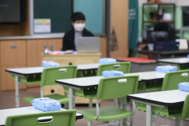 지난 15일 오전 서울 동작구 보라매초등학교 6학년 1반 책상에 학생들의 등교 개학 준비를 위한 물티슈가 올려져 있다. /연합뉴스