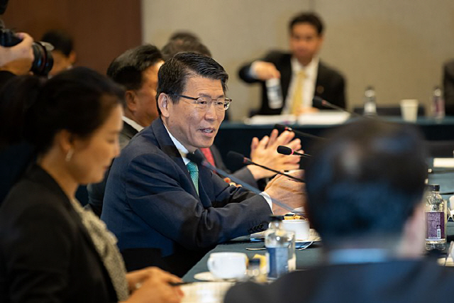 은성수(가운데) 금융위원장이 지난해 10월 17일 서울 중구 은행회관에서 열린 제38차 금융중심지추진위원회에서 모두발언을 하고 있다. /사진제공=금융위