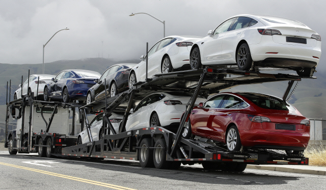 미국 전기자동차 업체 테슬라의 캘리포니아주 프리몬트 공장에서 지난 12일(현지시간) 테슬라의 차량을 실은 트럭 한 대가 떠나고 있다. /프리몬트=AP연합뉴스