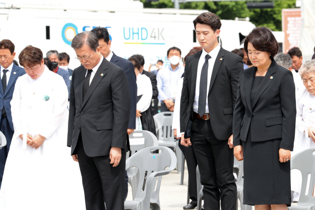 문재인 대통령과 부인 김정숙 여사가 18일 오전 광주광역시 동구 옛 전남도청 앞에서 열린 제40주년 5·18 민주화운동 기념식에 참석해 순국선열 및 호국영령, 5·18민주화운동 희생 영령에 대한 묵념을 하고 있다./연합뉴스