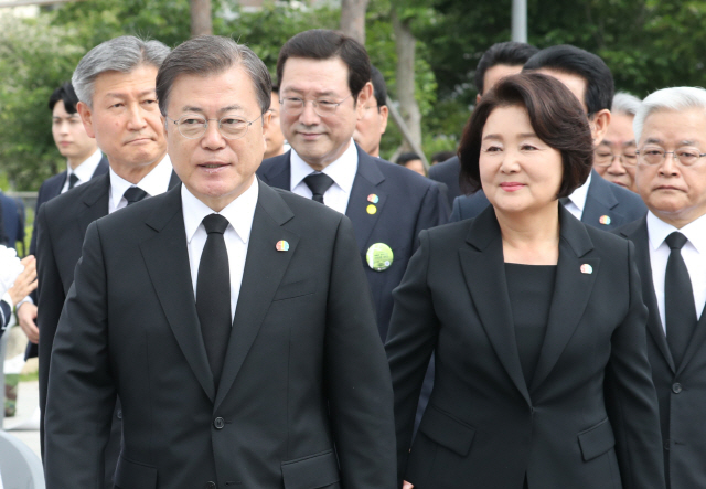 문재인 대통령과 부인 김정숙 여사가 18일 오전 광주광역시 동구 옛 전남도청 앞에서 열린 제40주년 5·18 민주화운동 기념식에 참석하고 있다./연합뉴스