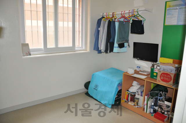 서울남부교도소의 혼거실 모습. 일반적 감옥의 이미지와는 달리 비교적 깨끗하다. /사진제공=법무부