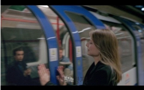 해고통보를 받고 귀가하려는 헬렌이 선로에 진입한 지하철에 타기 위해 손을 내민다. 지하철을 타느냐, 마느냐에 따라  그녀의 운명은 엇갈린다.