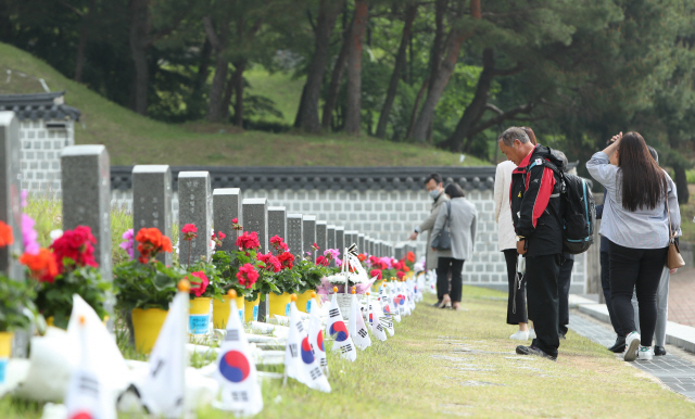 5·18 민주화운동 40주년을 맞은 18일 오전 광주 북구 운정동 국립 5·18민주묘지를 찾은 추모객이 묘소를 참배하고 있다./연합뉴스