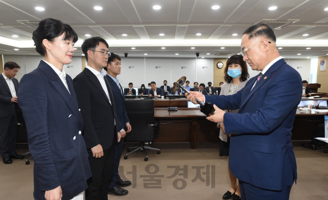 홍남기(오른쪽) 부총리 겸 기획재정부 장관이 8일 오후 정부세종청사에서 열린 ‘적극행정 우수공무원 시상식’에서 특별한 아이디어로 감염병 위기를 극복한 정책 담당자들에게 시상을 하고 있다. /사진제공=기획재정부