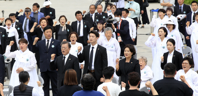 문재인 대통령과 부인 김정숙 여사가 18일 오전 광주광역시 동구 옛 전남도청 앞에서 열린 제40주년 5·18 민주화운동 기념식에 참석해 님을 위한 행진곡을 제창하고 있다./연합뉴스