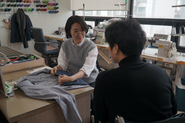 김지현 보조공학사가 장애인이 착용하기 쉽도록 의류 리폼을 컨설팅하고 있다. /사진제공=유니클로