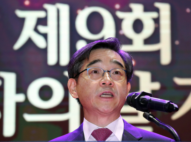 11일 경기도 과천 중앙선거관리위원회에서 열린 ‘제9회 유권자의 날 기념식’에서 중앙선거관리위원회 위원장인 권순일 대법관이 기념사를 하고 있다./연합뉴스