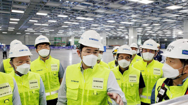 이재용(앞줄 왼쪽 두번째) 삼성전자 부회장이 18일 중국 산시성 시안에 위치한 반도체 사업장을 찾아 낸드플래시 생산 현장을 점검하고 있다.   /사진제공=삼성전자