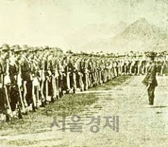 교관인 일본군 소위의 제식 훈련을 받는 교련병대(왜별기). 1년 2개월 만에 없어지고 청별기, 러시아별기가 뒤를 이었다.