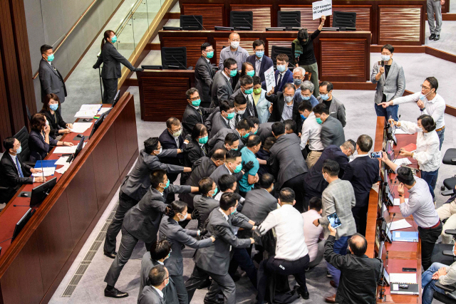 18일(현지시간) 홍콩 입법회(의회) 내무위원회에서 위원장 선임 문제를 두고 친중파 여당 의원들과 야당(민주당) 의원들이 충돌하면서 한데 뒤엉켜 몸싸움을 벌이고 있다.  /홍콩=AFP연합뉴스