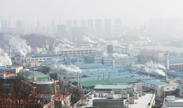 경기도 안산 반월공단 전경. 공단이 미세먼지와 연무로 뿌옇게 보인다. 마치 시계 제로의 우리 경제같다. /서울경제DB