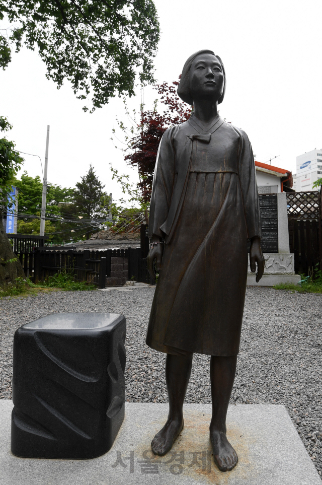 전북 군산시 동국사 경내에 소녀상이 설치돼 있다. 국내 유일의 사찰에 세워진 소녀상이다.