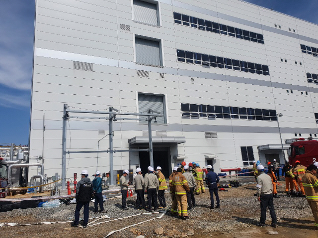 19일 오후 불이 난 충남 서산시 대산읍 대산공단내 LG화학 촉매센터에서 소방 관계자들이 현장을 수습하고 있다. 사진제공=연합뉴스