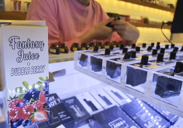 한 담배 판매점에 진열된 액상형 전자담배.