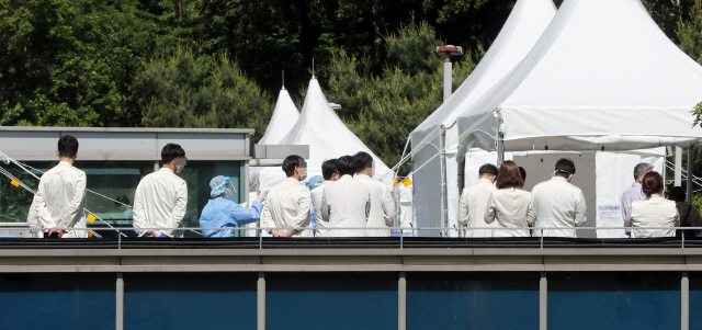간호사 4명이 코로나19 확진 판정을 받은 서울 강남구 삼성서울병원 의료진 및 병원 관계자들이 19일 야외주차장에 마련된 선별진료소에서 진단검사를 받기 위해 대기하고 있다.  /연합뉴스
