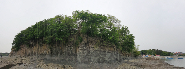 무녀1구에 있는 ‘엄바위’는 해풍과 파도로 자연스럽게 만들어진 기암괴석이다.