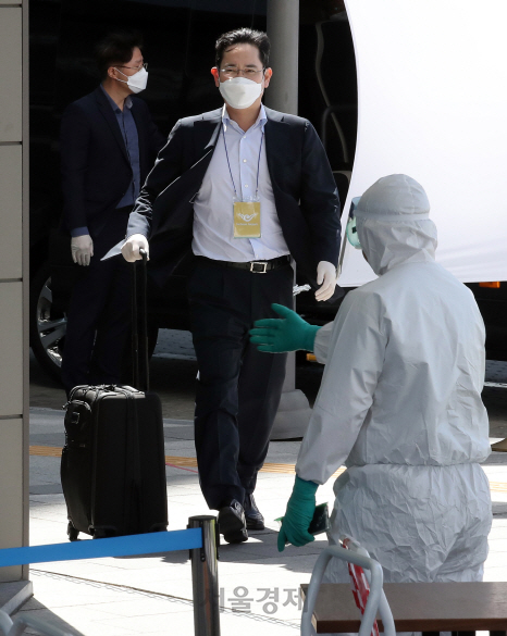 2박3일간의 중국 출장 일정을 마치고 귀국한 이재용 삼성전자 부회장이 코로나19 진단검사를 위해 19일 경기도 김포 호텔마리나베이서울에 마련된 임시생활시설로 이동하고 있다. /이호재기자.