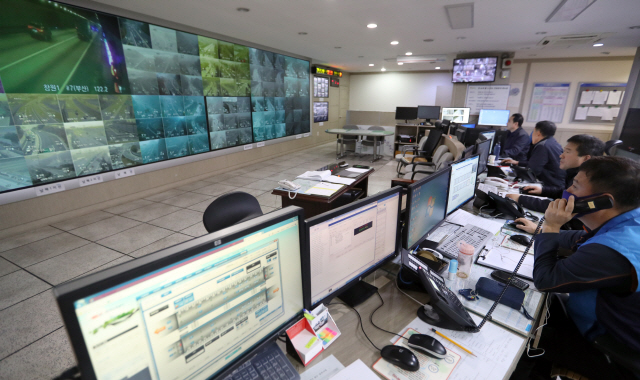 대테터 모의상황실에서 직원들이 도로 상황에 대해 CCTV로 살펴보고 있다. /연합뉴스