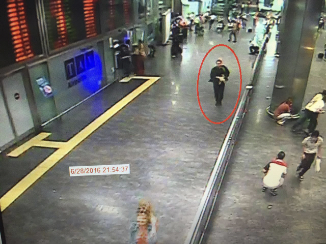 CCTV에 찍힌 터키공항 테러 용의자 모습 /AP연합뉴스