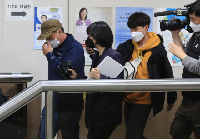 세계 최대 아동 성 착취물 사이트 ‘웰컴 투 비디오’ 운영자 손정우씨의 아버지가 19일 오전 서울 서초구 서울고법에서 열린 범죄인 인도심사 청구 사건 심문을 마치고 법정을 빠져나오고 있다. /연합뉴스