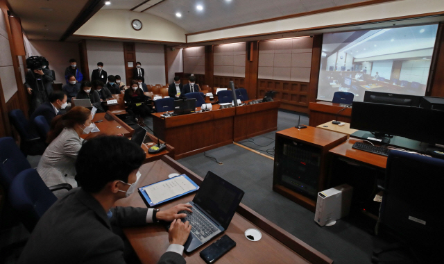 19일 오전 서울 서초구 서울고법에서 세계 최대 아동 성 착취물 사이트 ‘웰컴 투 비디오’ 운영자 손정우씨의 범죄인 인도심사 심문이 열렸다. 중계법정 안에서 취재진이 재판 시작을 기다리고 있다. /연합뉴스