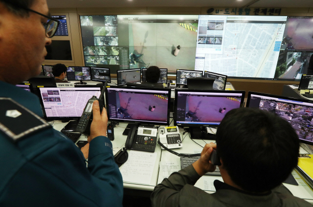 경찰이 신고를 받은 후 위치정보와 CCTV를 활용해 도시통합관제센터에서 범인 추적 모습을 시연하고 있다. /연합뉴스