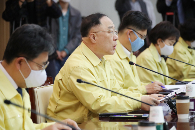 홍남기 '40조 기간산업안정기금 다음달 지원 개시'…차입금 5,000억원+근로자300인이상 기업 대상