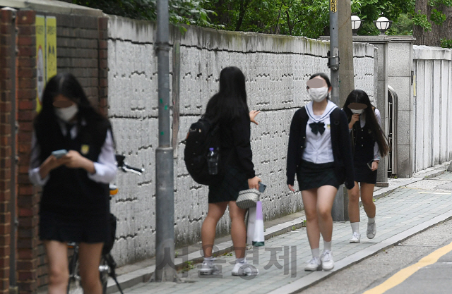 코로나19 확산으로 미뤄졌던 고등학교 3학년의 등교 수업이 시작된 20일 오전 서울의 한 고등학교에서 학생들이 각자 거리를 유지한 채 인사를 나누고 있다./오승현기자 2020.05.20