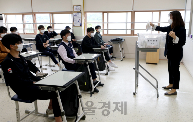 코로나19 확산으로 미뤄졌던 고등학교 3학년의 등교 수업이 시작된 20일 오전 서울의 한 고등학교에서 교사가 학생들에게 코로나19 예방 수칙을 설명하고 있다./오승현기자 2020.05.20