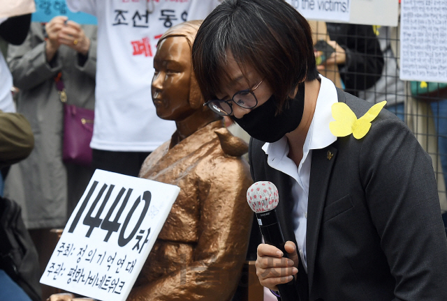 20일 오후 서울 종로구 옛 일본대사관 앞에서 열린 '제1440차 일본군 성노예제 문제해결을 위한 정기 수요시위'에 참석한 이나영 정의기억연대 이사장이 이사회의 입장문을 발표한 뒤 인사하고 있다./오승현기자 2020.05.20