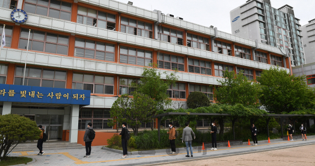 코로나19 확산으로 미뤄졌던 고등학교 3학년의 등교 수업이 시작된 20일 오전 서울의 한 고등학교에서 학생들이 각자 거리를 유지한 채 교실로 들어가고 있다./오승현기자 2020.05.20
