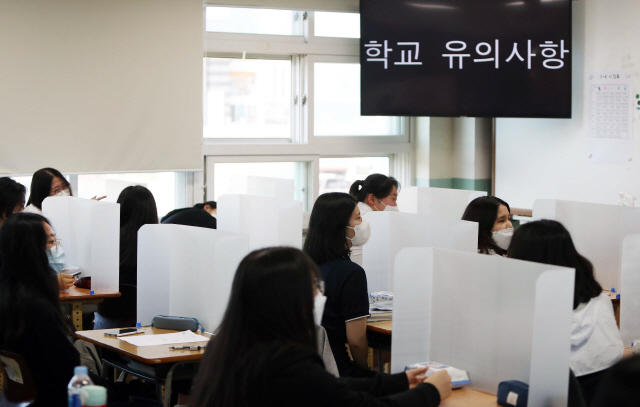 20일 대구시 한 고등학교에서 고3 학생들이 가림판을 설치된 책상 앞에 앉아 수업을 준비하고 있다. /대구=연합뉴스